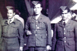 Κάιρο, 1943. Ο Γιάννης Ανδρουλάκης (στο μέσον) με δύο συναγωνιστές του.