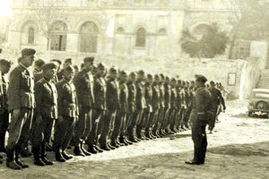 ΦΩΤΟΗΜΕΡΑΣ: Ηράκλειο 1943. Κατοχή. Γερμανοί σε παράταξη στην πλατεία Αγ. Αικατερίνης στον Άγιο Μηνά.