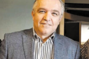 Πρόκειται για τον Χάρη Βαβουρανάκη, τον πρώην πρόεδρο του Ιατρικού Συλλόγου Ηρακλείου