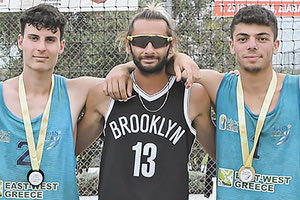 Οι Χρηστάκος και Βένιος με τον προπονητή τους Γιώργο Μονιάκη