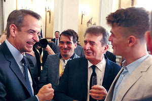 Από αυτή απουσίαζε ο «βιαστικός» Μιχάλης Χρυσοχοΐδης, ο οποίος δεν έμεινε για την καθιερωμένη φωτογραφία αλλά έφυγε προς το Υπουργείο Υγείας.