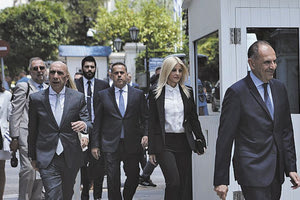 Ανάμεσα στα πρόσωπα που έκλεψαν τις εντυπώσεις η νέα υφυπουργός Τουρισμού, Έλενα Ράπτη και ο υφυπουργός παρά τω Πρωθυπουργώ και διευθυντής του γραφείου του πρωθυπουργού, Γιάννης Μπρατάκος