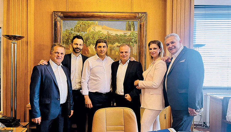 Ορκίστηκε υπουργός ο Λευτέρης Αυγενάκης, αλλά δεν ήταν μόνος.