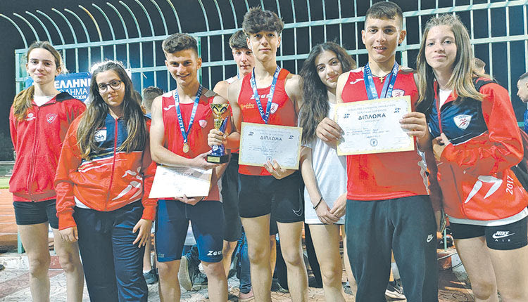   Αθλητές-τριες της Αθλητικής Ακαδημίας με μετάλλια