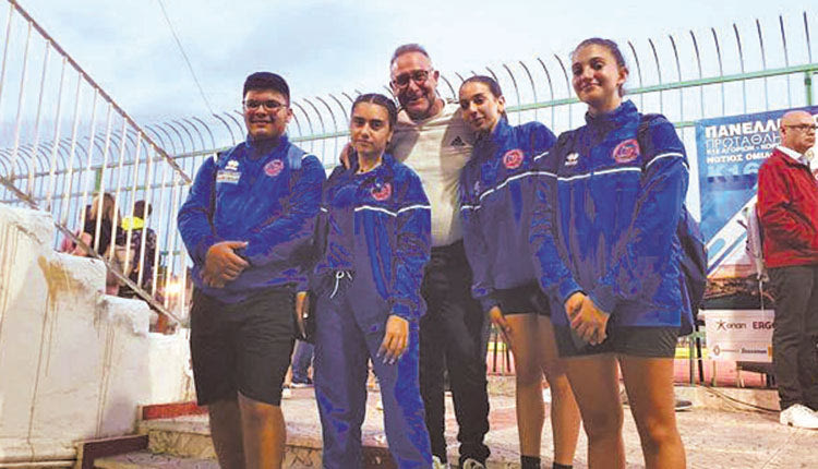   Αθλητές της ΓΕΗ με τον προπονητή τους