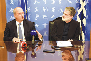 Ο νέος υπουργός αθλητισμού (αριστερά) στην χθεσινή τελετή παράδωσης