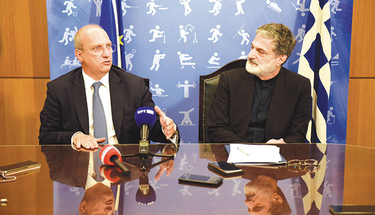 Ο νέος υπουργός αθλητισμού (αριστερά) στην χθεσινή τελετή παράδωσης
