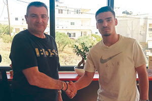 Ο Πακιουφάκης (δεξιά) συμφώνησε με Αλμυρό