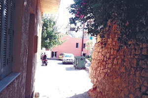 Απίστευτη η στενότητα στους δρόμους της Αγίας Τριάδας όπου προκαλούνται καθημερινά κυκλοφοριακά εμφράγματα