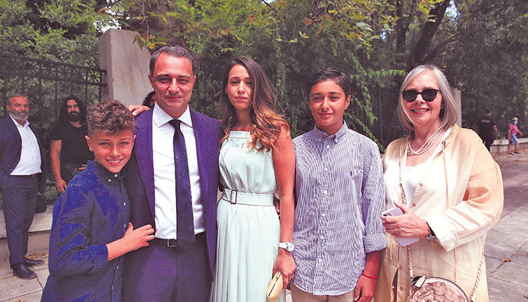 Ο Μάξιμος Σενετάκης περιχαρής με τη μητέρα, τη σύζυγο και τα παιδιά του, λίγο πριν την ορκωμοσία