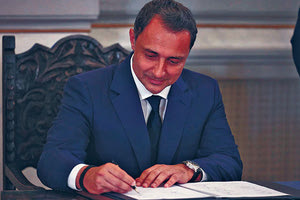 Ο κ. Σενετάκης υπογράφει μετά την ορκωμοσία