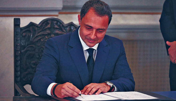 Ο κ. Σενετάκης υπογράφει μετά την ορκωμοσία