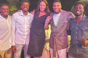 Την ευκαιρία να φωτογραφηθεί με τα αδέρφια Αντετοκούνμπο βρήκε η υφυπουργός Παιδείας, Δόμνα Μιχαηλίδου.