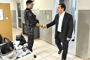 Λίγες ώρες αφότου ανέλαβε υπουργός Προστασίας του Πολίτη, ο Νότης Μηταράκης επισκέφτηκε το Αστυνομικό Τμήμα της Ομόνοιας.