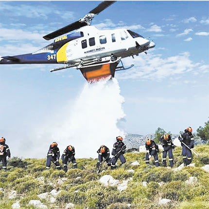 Ανά 10 άτομα μπαίνουν στο ελικόπτερο και πηγαίνουν όχι μόνο στην Κρήτη, αλλά επίσης στο νότιο και βόρειο Αιγαίο