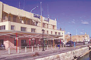 Το περιστατικό έγινε χθες το πρωί. Οι δύο Βρετανοί εξύβρισαν και κινήθηκαν εναντίον των λιμενικών