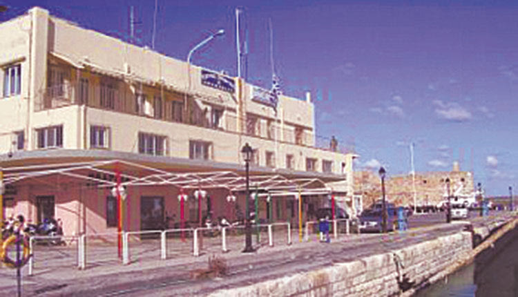 Το περιστατικό έγινε χθες το πρωί. Οι δύο Βρετανοί εξύβρισαν και κινήθηκαν εναντίον των λιμενικών