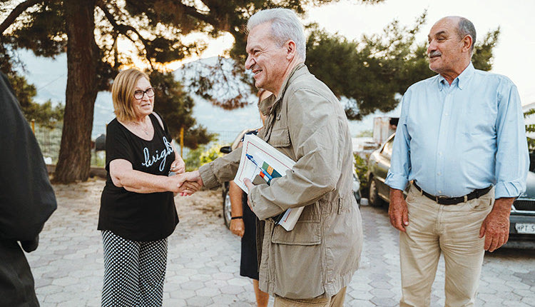 Αλέξης Καλοκαιρινό επίσκεψη στον οικισμό της Πυργού