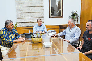 Αρναουτάκης με τους εκπρόσωπους των ξενοδοχοϋπαλλήλων