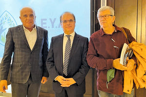 Ο κ. Μ. Φοινικιανάκης (δεξιά) με τους Γ. Βουρεξάκη και Γ. Μαρινάκη