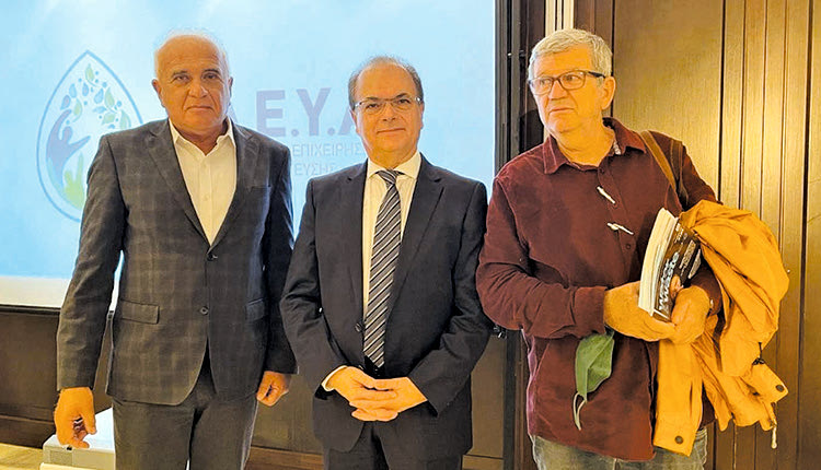 Ο κ. Μ. Φοινικιανάκης (δεξιά) με τους Γ. Βουρεξάκη και Γ. Μαρινάκη