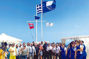 Γαλάζια σημαία στην παραλία του Knossos Beach
