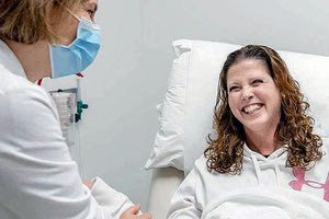 Η πρώτη γυναίκα που έκανε το νέο εμβόλιο για τον καρκίνο του μαστού