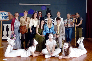 Η θεατρική ομάδα του 5ου Γυμνασίου Ηρακλείου στην παράσταση Οι ηλίθιοι