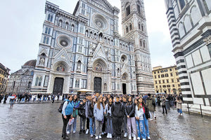 μαθητές και εκπαιδευτικοί 13ου Γυμνασίου στη Φλωρεντία