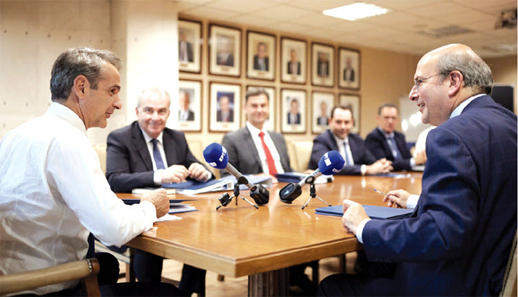 Στο υπουργείο Οικονομικών ο πρωθυπουργός