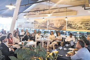 συνεδρίαση τοπικής Ν.Δ. στο εκλογικό κέντρο πλ. Ελευθερίας