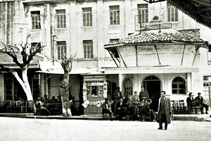 ΦΩΤΟΗΜΕΡΑΣ:Στο Ηράκλειο, στη σημερινή πλατεία Κορνάρου. Το 1953 μπροστά στον Κουμπέ.Στο βάθος διακρίνεται ο Ναός του Σωτήρος που κατεδαφίστηκε.