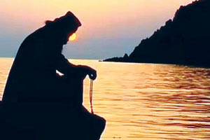 Σύμφωνα με το δημοσίευμα δεσμεύτηκαν οι λογαριασμοί του ηγούμενου