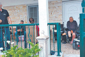 Η οικογένεια επιστρέφει στο σπίτι της μετά από ένα μήνα