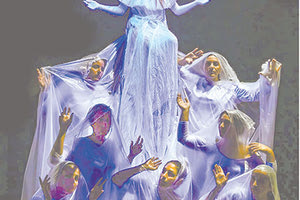 Οι τελειόφοιτοι σπουδαστές του τετραετούς κύκλου σπουδών της Σχολής Παιδαγωγικής Θεάτρου & Θεατρικού Παιχνιδιού «Λάκης Κουρετζής» του Θεάτρου της Ημέρας, με την συνδιοργάνωση του Δήμου Ηρακλείου, θα παρουσιάσουν για τη λήξη των σπουδών τους την καθιερωμένη πλέον θεατρική τους παράσταση με τίτλο «Σε σταθερή τροχιά ακανόνιστα σχήματα».