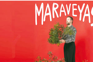 Ο Κωστής Μαραβέγιας έρχεται και φέτος το καλοκαίρι με τα ωραιότερα party της χρονιάς και με τον τρόπο που μόνο εκείνος ξέρει τόσο καλά για να μας διασκεδάζει! Σήμερα θα βρίσκεται στο θέατρο Τεχνόπολις στο Ηράκλειο. Έχει αποδείξει ότι είναι από εκείνους τους καλλιτέχνες που αγαπάει να εκφράζεται μέσα από τη μουσική και απολαμβάνει τις συναυλίες όσο και το κοινό που τον παρακολουθεί. Όσοι έχουμε ζήσει συναυλία του, ανυπομονούμε για την επόμενη. Μια σειρά από πολύχρωμα πολιτισμικά μουσικά πάρτι από αυτά που ξέρει να φτιάχνει ο Κωστής με κάθε ευκαιρία. Απλόχερα αληθινές μουσικές γιορτές που μας παρασύρουν, εμπλουτίζοντας τις αισθήσεις μας, την ψυχή και την καρδιά μας. Ορμώμενος από το στούντιο με το τραγούδι «ΞΕΧΑΣΜΕΝΗ ΕΝΗΛΙΚΙΩΣΗ» αλλά και το νέο του album, με όλα τα αγαπημένα μας από τη δισκογραφία του αλλά και δικά του αγαπημένα που διασκευάζει και τραγουδά, μας καλεί τη Δευτέρα 03 Ιουλίου στο Ηράκλειο και την Τρίτη 04 Ιουλίου στα Χανιά να γίνουμε όλοι μέρος μιας συναυλίας-γιορτής γεμάτης με μια διάχυτη διάθεση αντίστασης στον αρνητισμό, την αγωνία και την αβεβαιότητα της καθημερινότητας. Μαζί του παίζουν οι εξαιρετικοί και σταθεροί φίλοι και συνεργάτες του μουσικοί: Νίκος Αγγλούπας (ηλεκτρικό μπάσο), Άγγελος Αγγελίδης (ηλεκτρική και ακουστική κιθάρα), Jim Staridas (τρομπόνι), Κρίτωνας Μπελλώνιας (κρουστά, τύμπανα), Χρήστος Καλκάνης (κλαρινέτο). Υπεύθυνοι ήχου: Σωτήρης Παπάκος, Ανδρέας Κουταλάς Φωτισμοί: Φίλιππος Τρέπας Ωρα Εναρξης 21:15-οι πόρτες ανοίγουν 20:15 - Τιμή Προπώλησης: 16 ευρώ - Τιμή στο Ταμείο 18 ευρώ - Παιδικό Εισιτήριο 10 ευρώ (έως 12 ετών Προπώληση εισιτηρίων Ηράκλειο: Πολυχώρος Τεχνόπολις - Βιβλιοπωλείο Ελευθερουδάκης-S/M Χαλκιαδάκης ΜΑΧ - Πολυτεχνείο Καφέ