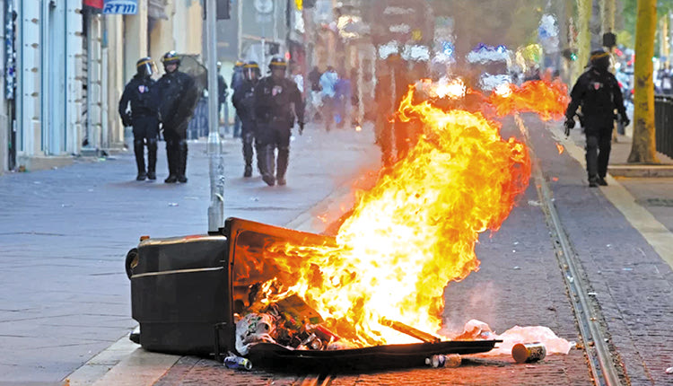 Προς εκτόνωση η ένταση στην αστυνομοκρατούμενη Γαλλία