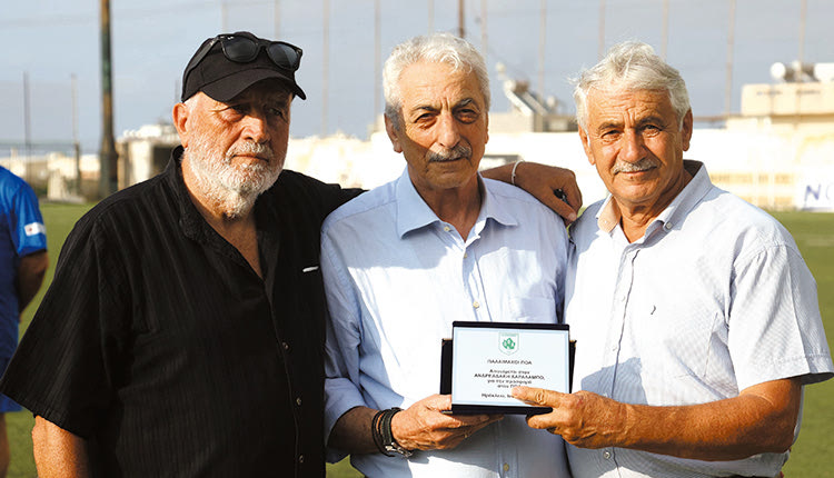 Ο ΠΟΑ τίμησε τον κ.Ανδρεαδάκη για την προσφορά του (κάτω). Ο Πίτας με τον Τ. Λυριτζή που πήρε το βραβείο του Καφούση. 