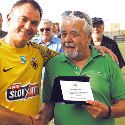 Πλακέτα στον Νίκο Παπαδάκη