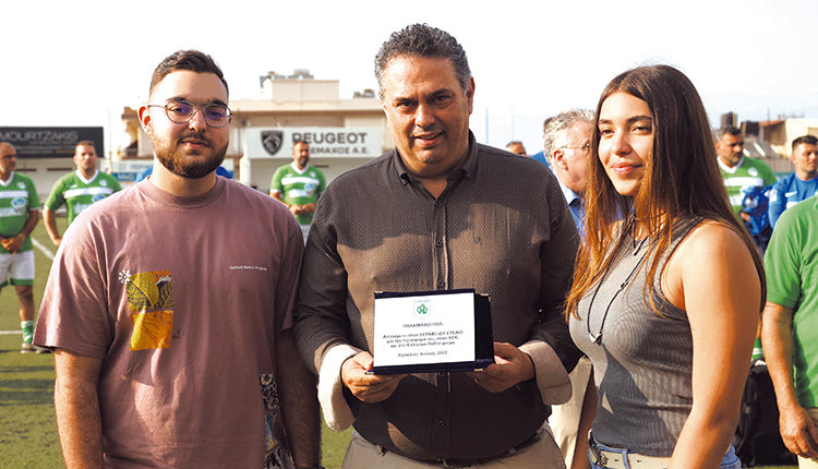 Τα εγγόνια του Σεραφείδη Στέλιος και Αντιγόνη, παίρνουν την πλακέτα από τον κ. Πιτσούλη 