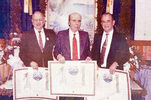 1991, ΗΠΑ, 50ή επέτειος της Μάχης της Κρήτης. Η Παγκρήτια Οργάνωση Αμερικής τίμησε τους αδελφούς Δουνδουλάκη (δεξιά ο Λούης, αριστερά ο Γιώργος) και τον Γιάννη Ανδρουλάκη, (στο μέσον), για τη συμμετοχή τους στον αντιφασιστικό αγώνα 1941-1945.