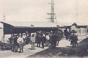 ΦΩΤΟΗΜΕΡΑΣ: Στην αγορά με τα ψάρια των Χανίων, στις αρχές του περασμένου αιώνα.