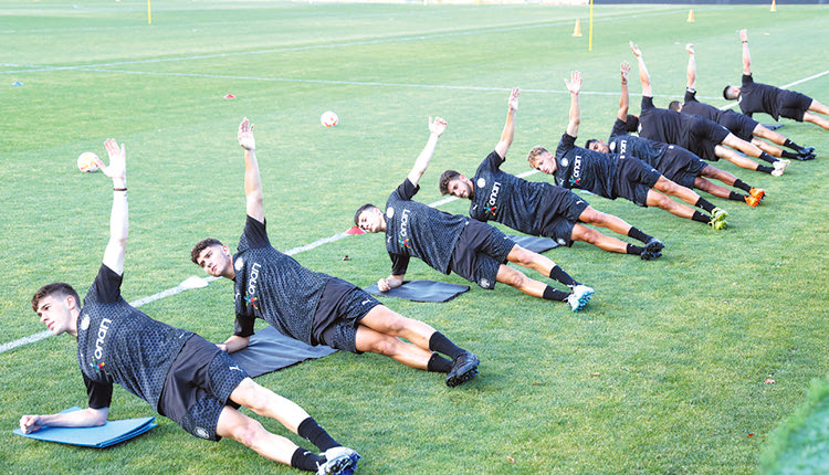 Παίκτες του ΟΦΗ εκτελούν ασκήσεις στην χθεσινή «πρώτη»