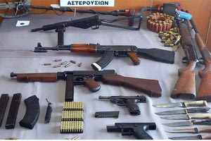 Ελεύθεροι με περιοριστικούς όρους αφέθηκαν μετά την απολογία τους ενώπιον της αρμόδιας ανακρίτριας Ηρακλείου πατέρας και γιος από χωριό του δήμου Ηρακλείου για τον οπλισμό που βρέθηκε να κατέχουν, στο πλαίσιο αστυνομικής έρευνας του Αστυνομικού Τμήματος Πύργου με αφορμή την κλοπή ενός αγροτικού αυτοκινήτου από την περιοχή του Χάρακα.