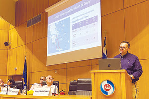 Στο βήμα ο διευθύνων σύμβουλος του ΟΛΗ, Μηνάς Παπαδάκης