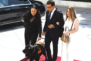 Άξια αναφοράς, αν μη τι άλλο, είναι η κίνηση του βουλευτή Επικρατείας της ΝΔ Γιώργου Σταμάτη, ο οποίος στην ορκωμοσία της Βουλής δεν κουβάλησε το σόι του, αλλά θεώρησε πιο αποδοτικό να καλέσει δυο κυρίες με προβλήματα όρασης.