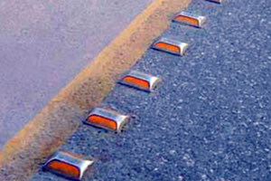 Είναι δυνατόν το «μάτι της γάτας» να τρυπήσει λάστιχο; Κι όμως, είναι! Στον δρόμο που ενώνει Πατέλες και Αγία Αικατερίνη με τον Κατσαμπά, εκεί στα «νταμάρια», σε πολλά σημεία έχουν τοποθετηθεί στην άσφαλτο «μάτια της γάτας»