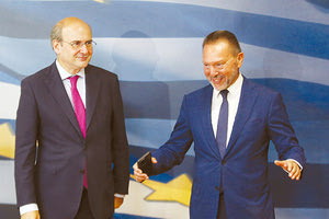Αισιοδοξία για την ελληνική οικονομία στη συνάντηση Χατζηδάκη - Στουρνάρα