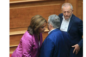 Δεν άρεσε στην Άντζυ Σαμίου η αγκαλιά και το φιλί της Ντόρας Μπακογιάννη με τον Δημήτρη Κουτσούμπα.