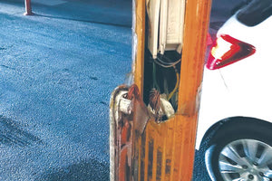 Περνά ο κόσμος και κάνει τον σταυρό του με την απαράδεκτη αυτή κατάσταση που εμφανίζει στύλος της ΔΕΗ επί της Αγίου Μηνά.